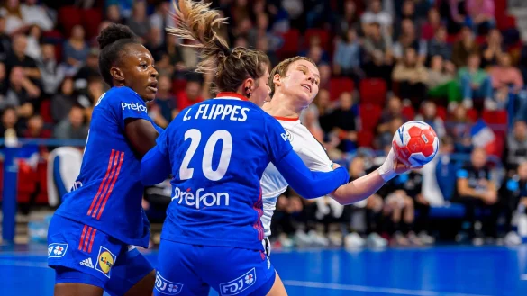 Die deutschen Handballerinnen um Alina Grijseels verloren in Nancy. - &copy; Marco Wolf/dpa