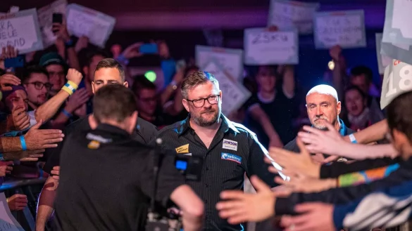 James Wade betritt die Halle und wird von den Fans gefeiert. - © David Inderlied/Deutsche Presse-Agentur GmbH/dpa/Archivbild