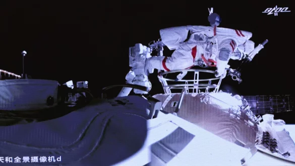 Dieses Bild des Pekinger Raumfahrtkontrollzentrums zeigt, wie der chinesische Astronaut Liu Boming aus dem Kernmodul der Raumstation &laquo;Tiangong&raquo; aussteigt. - &copy; Jin Liwang/XinHua/dpa