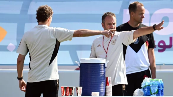 Bereit f&uuml;r den WM-Start: Bundestrainer Hansi Flick (M) beim Abschlusstraining des DFB-Teams. - &copy; Federico Gambarini/dpa