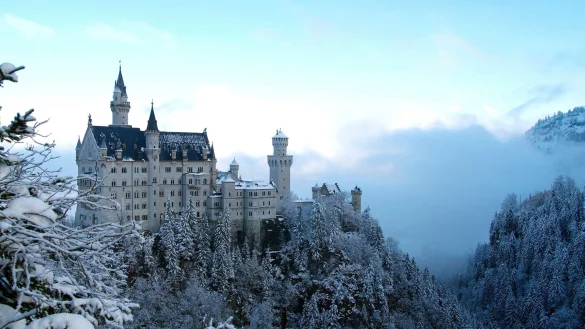 Vorausgesagt wurde ein Feuer auf Schloss Neuschwanstein. Eingetroffen ist es nicht - gl&uuml;cklicherweise. - &copy; Hans-Peter Merten/robertharding/dpa