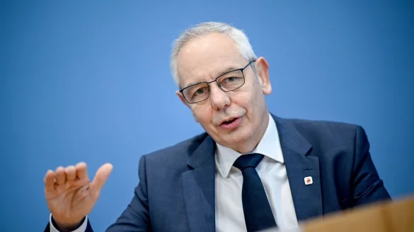 &laquo;Allein mit dem ewigen Mantra, Primus bei der Gew&auml;hrleistung von Wettbewerb sein zu wollen, kommen wir nicht weiter&raquo;: Michael Vassiliadis. - &copy; Britta Pedersen/dpa