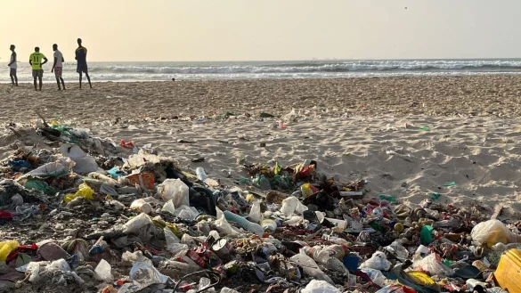 Angesp&uuml;lter Plastikm&uuml;ll am Meeresstrand der K&uuml;stenstadt St. Louis im Senegal. - &copy; Lucia Wei&szlig;/dpa