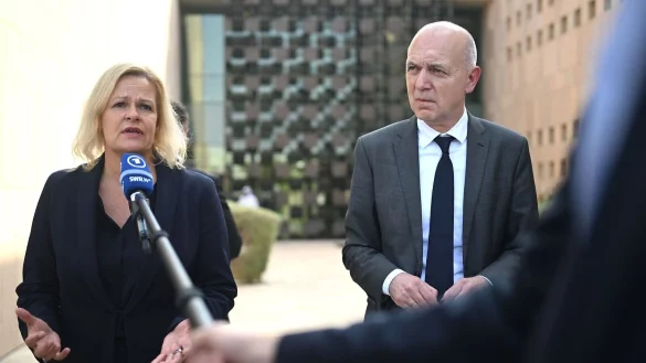 Sind auf Besuch in Katar: Innenministerin Nancy Faeser und DFB-Boss Bernd Neuendorf. - © Britta Pedersen/dpa