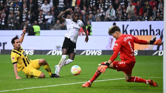 Dortmunds Torwart Gregor Kobel (r) und Mats Hummels (l) verhindern ein Tor von Frankfurts Randal Kolo Muani. - &copy; Arne Dedert/dpa