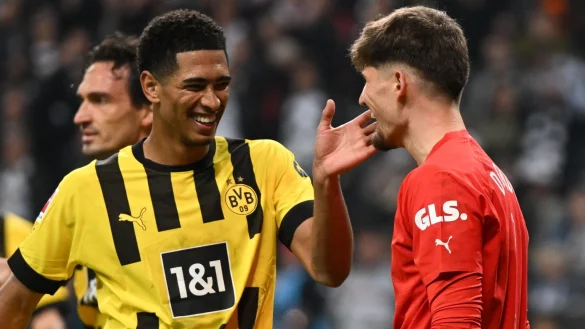 Dortmunds Jude Bellingham (l) bedankt sich bei BVB-Torwart Gregor Kobel. - &copy; Arne Dedert/dpa