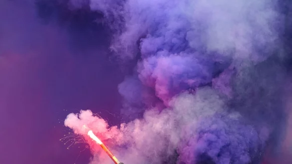 Ein Dauerthema: Fußball und Pyrotechnik. - © Robert Michael/dpa