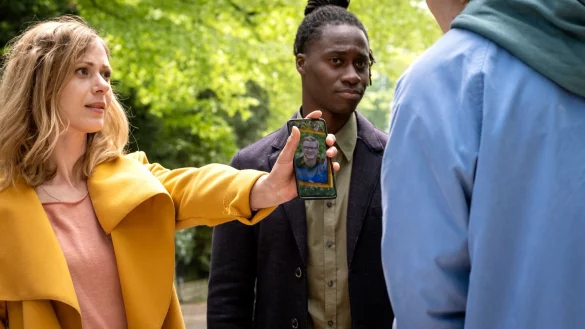 Svenja (Katharina Schlothauer) und Tony Haller (Eugene Boateng, r) in einer Szene des Flensburg-Krimis &laquo;Der Tote am Strand&raquo;. - &copy; Christine Schroeder/NDR/ARD Degeto/dpa