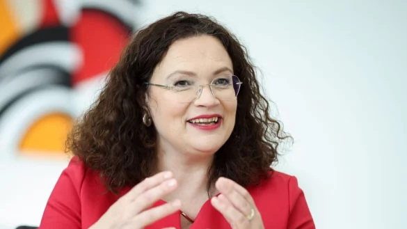 Arbeitsagentur-Chefin Andrea Nahles spricht sich angesichts des Fachkr&auml;ftemangels f&uuml;r eine neue Willkommenskultur in Deutschland aus. - &copy; Daniel Karmann/dpa/Archiv