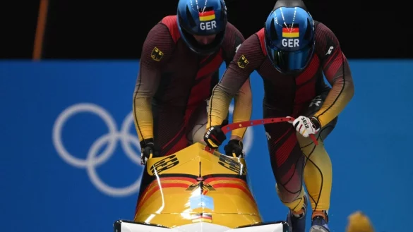 Francesco Friedrich (r) mit Anschieber Thorsten Margis aus Deutschland in Aktion. - &copy; Robert Michael/dpa-Zentralbild/dpa/Archivbild