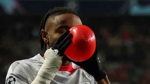 Der Leipziger Christopher Nkunku jubelte mit einem Ballon. - &copy; Jan Woitas/dpa