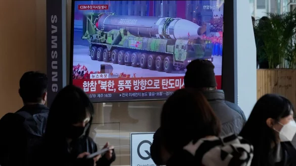 Eine Nachrichtensendung zeigt im Bahnhof von Seoul das Archivfoto einer nordkoreanischen Rakete bei einer Milit&auml;rparade. - &copy; Ahn Young-Joon/AP/dpa