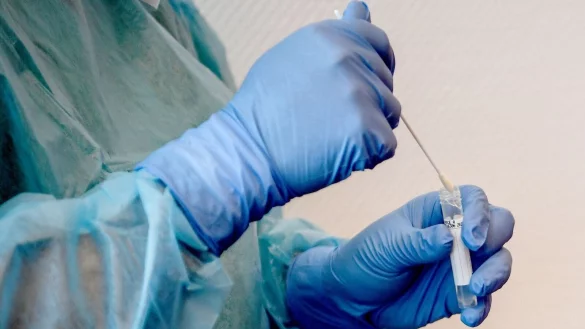 Ein Arzt macht einen Abstrich f&uuml;r einen Corona-Test. - &copy; Britta Pedersen/dpa-Zentralbild/Symbolbild