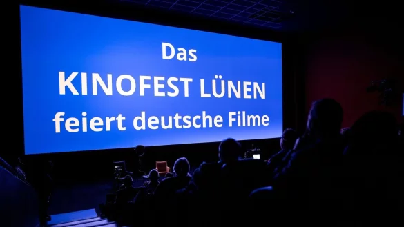 Auf einer Leinwand im Saal steht &bdquo;Das Kinofest L&uuml;nen feiert deutsche Filme&ldquo;. - &copy; Fabian Strauch/dpa