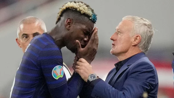 Frankreichs Paul Pogba (l) spricht mit Nationaltrainer Didier Deschamps. - © Vadim Ghirda/Pool AP/dpa