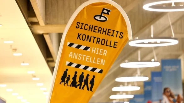 Eine Aufstell-Flagge weist Flugreisenden am K&ouml;ln Bonner Flughafen auf die Sicherheitskontrolle hin. - &copy; Thomas Banneyer/dpa/Symbolbild