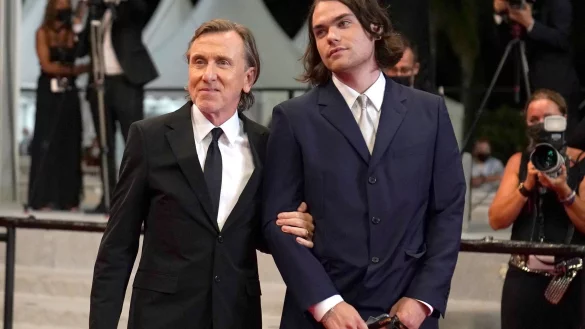 Tim Roth (l), Schauspieler aus Gro&szlig;britannien, und sein Sohn Cormac Roth bei der Premiere des Films &laquo;Bergman Island&raquo; bei den 74. internationalen Filmfestspielen in Cannes. - &copy; Brynn Anderson/AP/dpa