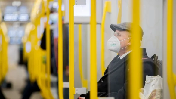 Ein Mann sitzt mit FFP2-Maske in der U-Bahn in Berlin. - &copy; Christoph Soeder/dpa