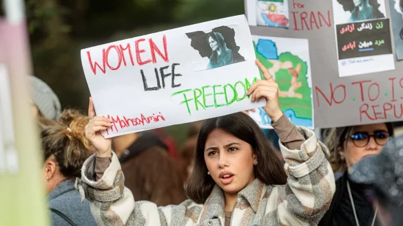 Eine Demonstrantin in Hamburg mit dem Schild &laquo;Women, Life, Freedom&raquo;, dem aktuellen internationalen Slogan gegen das Mullah-Regime im Iran. - &copy; Markus Scholz/dpa