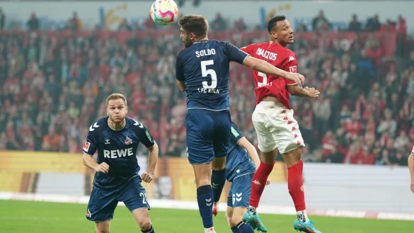 Der Mainzer Karim Onisiwo (r) und K&ouml;lns Nikola Soldo beim Kopfball. - &copy; Thomas Frey/dpa