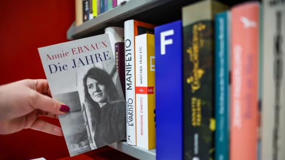 Eine Frau zieht das Buch &laquo;Die Jahre&raquo; von Annie Ernaux in einer Leipziger Buchhandlung aus dem Regal. Die franz&ouml;sische Schriftstellerin Annie Ernaux erh&auml;lt den Literaturnobelpreis. - &copy; Jan Woitas/dpa