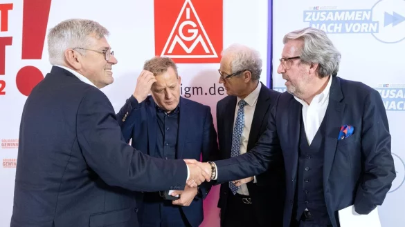 Jörg Hofmann, Roman Zitzelsberger, Harald Marquardt und Stefan Wolf: Im Tarifkonflikt der Metall- und Elektroindustrie hat es eine Einigung gegeben. - © Marijan Murat/dpa