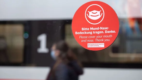 Maskenregeln in Bus und Bahn br&ouml;ckeln - im Flugzeug muss bereits kein Schutz mehr getragen werden. - &copy; Marijan Murat/dpa
