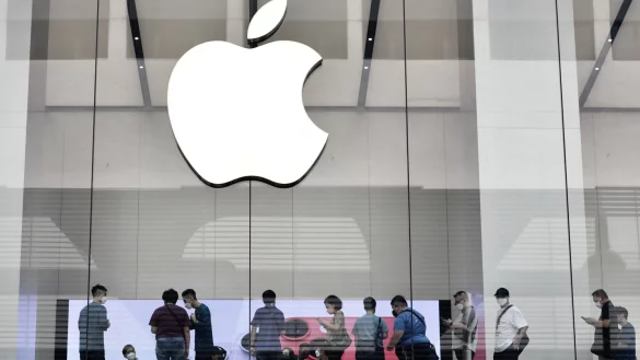 Kunden stehen im Apple-Store in Hongkong Schlange, um das iPhone 14 Pro zu kaufen. - &copy; Liau Chung-Ren/ZUMA Press Wire/dpa