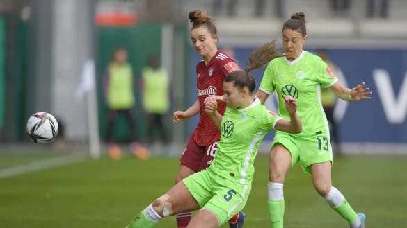 In der Bundesliga steht das Spitzenspiel zwischen dem VfL Wolfsburg und dem FC Bayern München an. - © Swen Pförtner/dpa