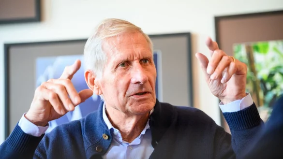 Ulrich Wickert, Journalist und Autor, w&auml;hrend eines Interviews im Literaturhauscaf&eacute; in Hamburg. - &copy; Jonas Walzberg/dpa