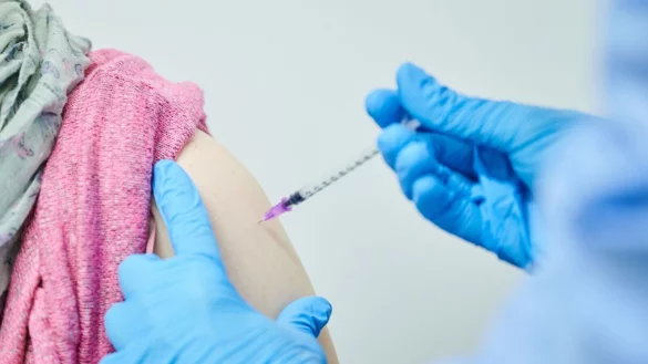 Auffrischungsimpfung in Berlin: Der an die aktuell vorherrschende Omikron-Untervariante BA.5 angepasste Corona-Impfstoff von Biontech und Pfizer zeigt Wirkung. - &copy; Annette Riedl/dpa