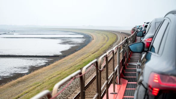 Ein Autozug der Deutschen Bahn f&auml;hrt &uuml;ber den Damm auf die Nordseeinsel Sylt. - &copy; Daniel Bockwoldt/dpa/Daniel Bockwoldt
