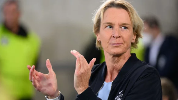 Bundestrainerin Martina Voss-Tecklenburg sucht ein Quartier für die WM 2023. - © Robert Michael/dpa