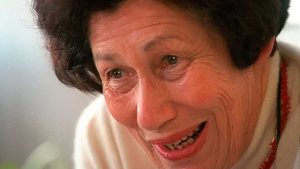 Die Holocaust-&Uuml;berlebende Hannah Pick-Goslar bei einem Interview in Jerusalem 1998. - &copy; Jacqueline Larma/AP/dpa