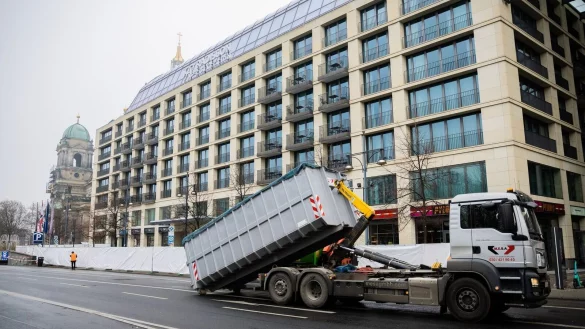 Ein Container mit Schutt wird nach dem Platzen eines Gro&szlig;-Aquarium in einer Berliner Hotellobby auf einen LKW geladen. - &copy; Christoph Soeder/dpa