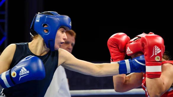 Stefanie von Berge (l-r) und Kübra Kaplan boxen gegeneinander in der Gewichtsklasse Halbweltergewicht. - © Gregor Fischer/dpa/Archivbild