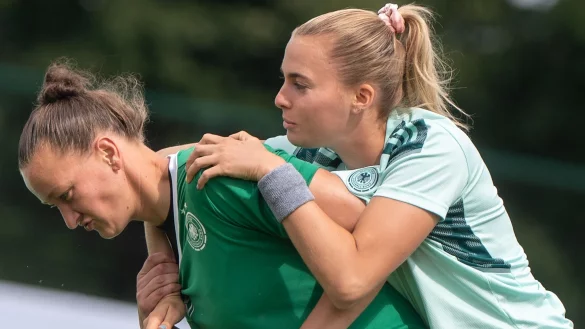 Nationalspielerin Almuth Schult (unten) soll in New York im Tor zum Einsatz kommen. - &copy; Sebastian Gollnow/dpa