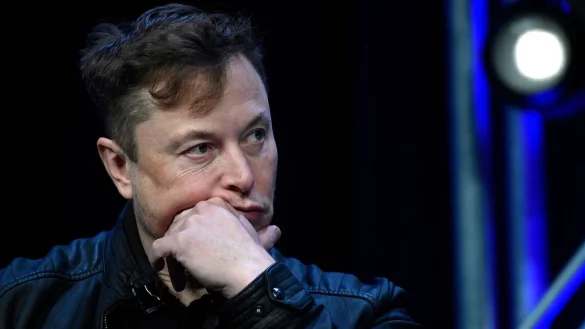 Unternehmer Elon Musk hat kürzlich den Online-Dienst Twitter übernommen. - © Susan Walsh/AP/dpa