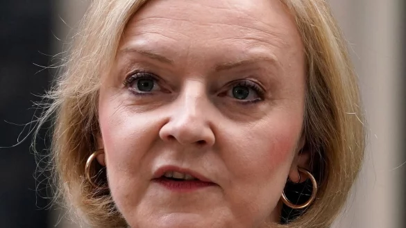 Gro&szlig;britanniens Premierministerin Liz Truss tritt nach nur sechs Wochen im Amt zur&uuml;ck. - &copy; Alberto Pezzali/AP/dpa
