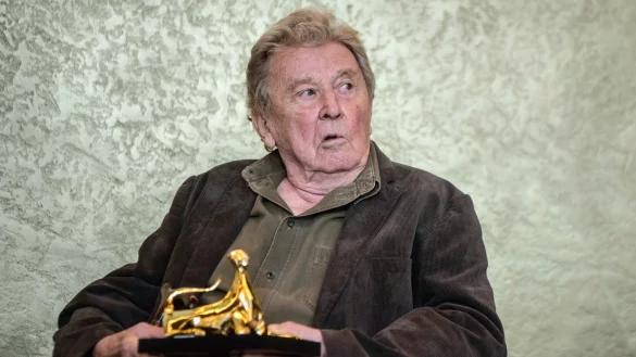 Der franz&ouml;sische Filmemacher Jean-Marie Straub wurde 2017 auf dem 70. Filmfestival in Locarno mit einem Ehrenleoparden ausgezeichnet. Jetzt ist er mit 89 Jahren gestorben. - &copy; Urs Flueeler/KEYSTONE/dpa