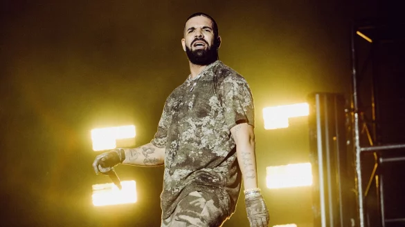Rapper Drake bei seinem &Uuml;berraschungsauftritt beim Wireless Festival in London. - &copy; Jordan Curtis Hughes/Ld Communic/PA Media/dpa