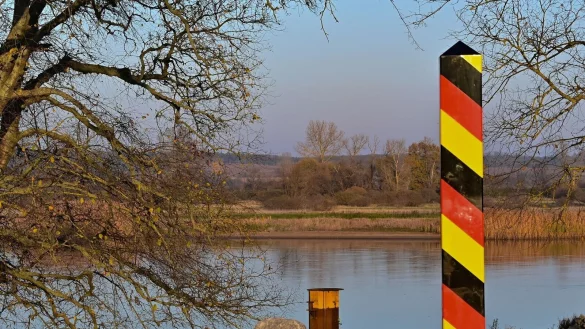 Der Fluss Oder verl&auml;uft an der deutsch-polnischen Grenze. - &copy; Patrick Pleul/dpa