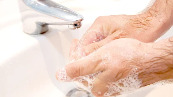 Sorgfältig und vor allem lange genug einseifen - das ist beim Händewaschen wichtig. - © Kai Remmers/dpa-tmn