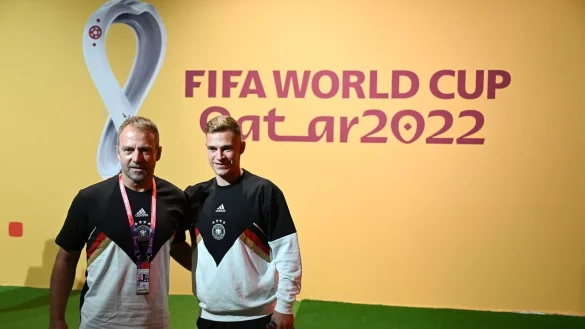 Bundestrainer Hansi Flick (l) und Nationalspieler Joshua Kimmich posieren vor der Pressekonferenz. - &copy; Federico Gambarini/dpa