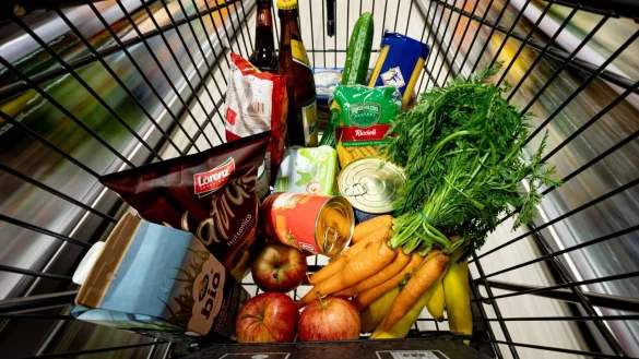 Lebensmittel liegen in einem Einkaufswagen in einem Supermarkt. - &copy; Fabian Sommer/dpa/Symbolbild