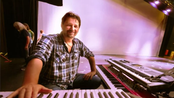 Wolfgang Dalheimer, Keyboarder, sitzt im Theater am Marientor. - &copy; Dieter Menne/dpa/Archivbild