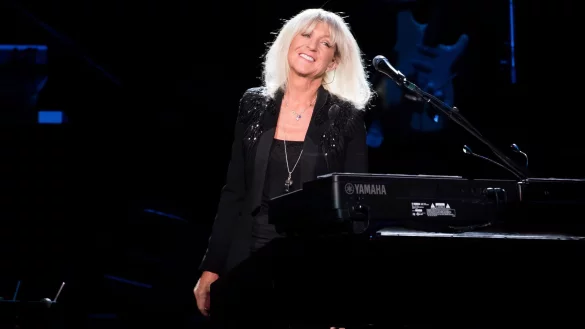 Christine McVie von der Band Fleetwood Mac tritt im Madison Square Garden auf. Die britische S&auml;ngerin und Songwriterin ist tot. - &copy; Charles Sykes/Invision/AP/dpa