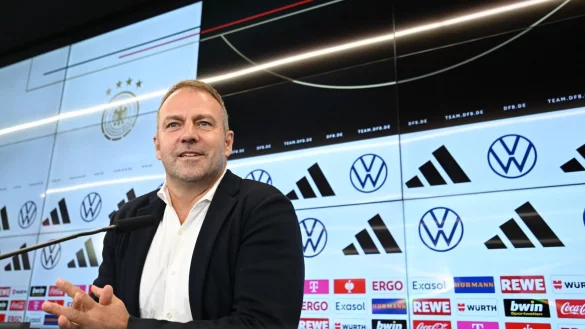 Erwartet seine WM-Spieler in Frankfurt: Bundestrainer Hansi Flick. - © Arne Dedert/dpa