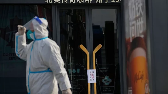 In Peking sind Restaurants, Gesch&auml;fte und Schulen geschlossen - nur Superm&auml;rkte und M&auml;rkte haben ge&ouml;ffnet. - &copy; Andy Wong/AP/dpa