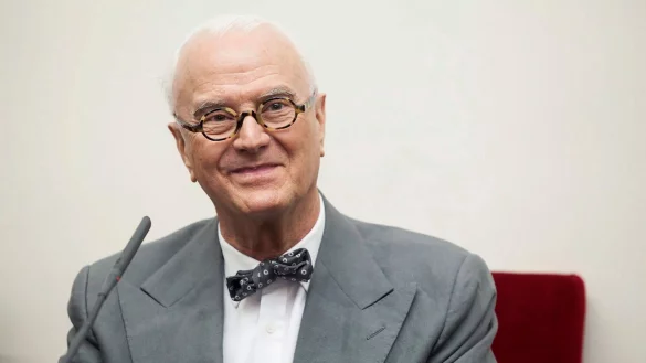 Der spanische Designer Manolo Blahnik spricht vor der Verleihung der Ehrendoktorw&uuml;rde der Universit&auml;t La Laguna auf Teneriffa. Jetzt wird er 80. - &copy; Ramon De La Rocha/EFE/dpa